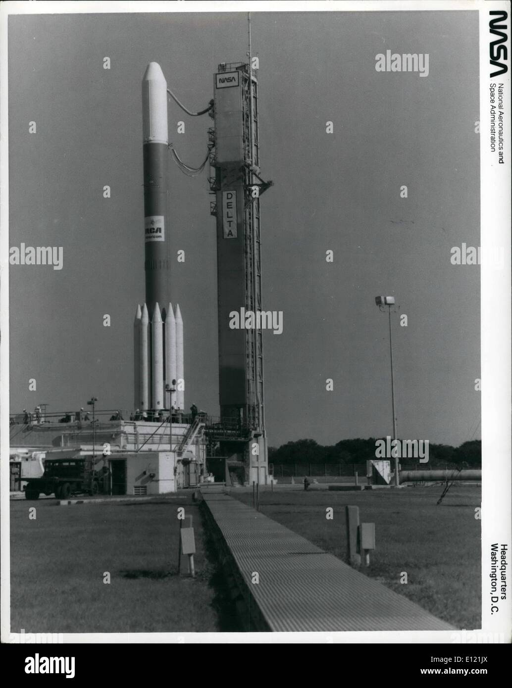 Nov. 11, 1981 - Il Centro Spaziale Kennedy, Fla. -- la sua torre di accesso rotolata via per il lancio, Delta 158 è pronta a scagliare la RCA SATCOM D, un nazionale di satellite di comunicazioni, nello spazio. I due stadi del razzo Delta è pianificato per sollevare al 8:30 p.m. dal complesso 17 alla Cape Canaveral Air Force Station. Un payload Assist stadio modulo collegato al veicolo spaziale si inietta RCA D in un uovo-orbita sagomato con un alto punto di 22,205 miglia Foto Stock