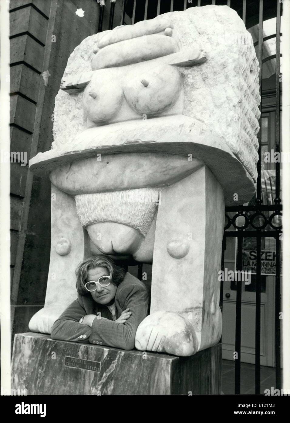 Nov. 24, 1981 - presso il Museo della Zecca di Parigi, solo lo scultore e coin-maker, Pierre Székely dall'Ungheria è sul display. Questo artista si trasferirono in Francia nel 1946 e ha lavorato da allora. Questa esposizione sarà presente arazzi, timbri, dipinti, monete progettato da Székely per denaro, ma anche circa un centinaio di sculture. Una delle sculture, chiamato ''la pubertà,'' verrà in particolare cattura la tua attenzione. Esso comporta una 3 ton baby! Székely è raffigurato qui con la scultura. Foto Stock