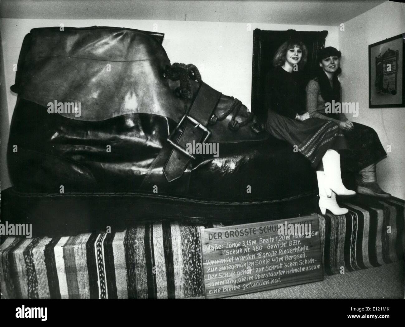 Dic. 01, 1981 - Germina e Monika con la più grande del mondo di calzatura da Giuseppe Schratt ESS. Foto Stock