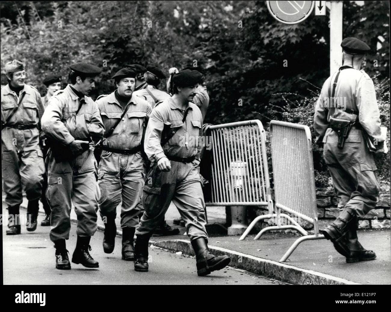 Sett. 09, 1982 - i poliziotti in battaglia-abito vicino occupata ambasciata polacca in capitale svizzera Berna. Foto Stock