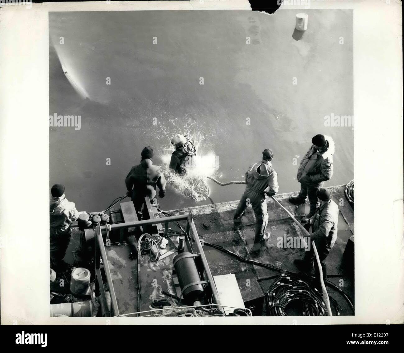 Gen 01, 1982 - Navy divers salto nelle gelide acque del fiume Potomac come la ricerca continua per i corpi di più di 70 persone che perirono nel male stregate aria Florida 737 getto che si è schiantato nel XIV street bridge il 13 gennaio durante una tempesta di neve. Il maltempo ha ostacolato la ricerca di funzionamento e non venne data alcuna ragione ufficiale per ciò che ha causato il crash. Foto Stock