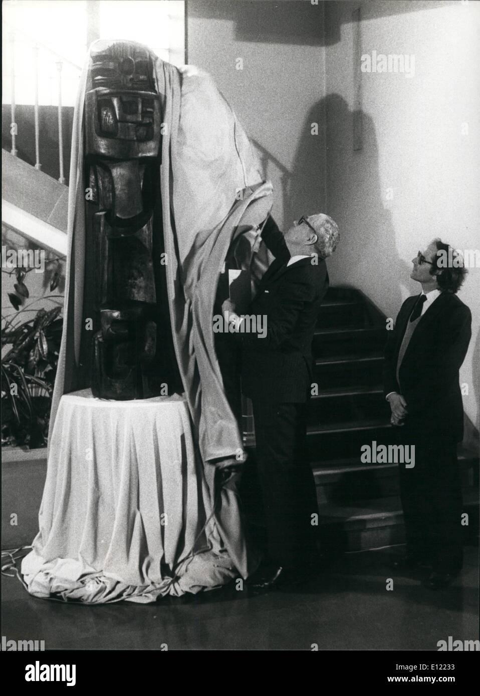 Il 12 Dic. 1982 - Esquivel la scultura a delle Nazioni Unite per i rifugiati commissariate: Alfonso Perez Esquivel (a destra) e l'alto commissario delle Nazioni Unite per Foto Stock