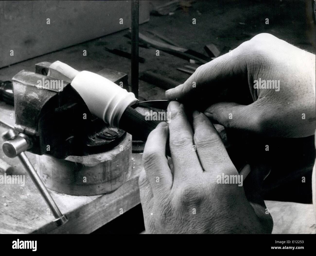 Febbraio 02, 1983 - mani esperte tagliare il fipple sul boccaglio del legno di un registratore artigianali. s Foto Stock