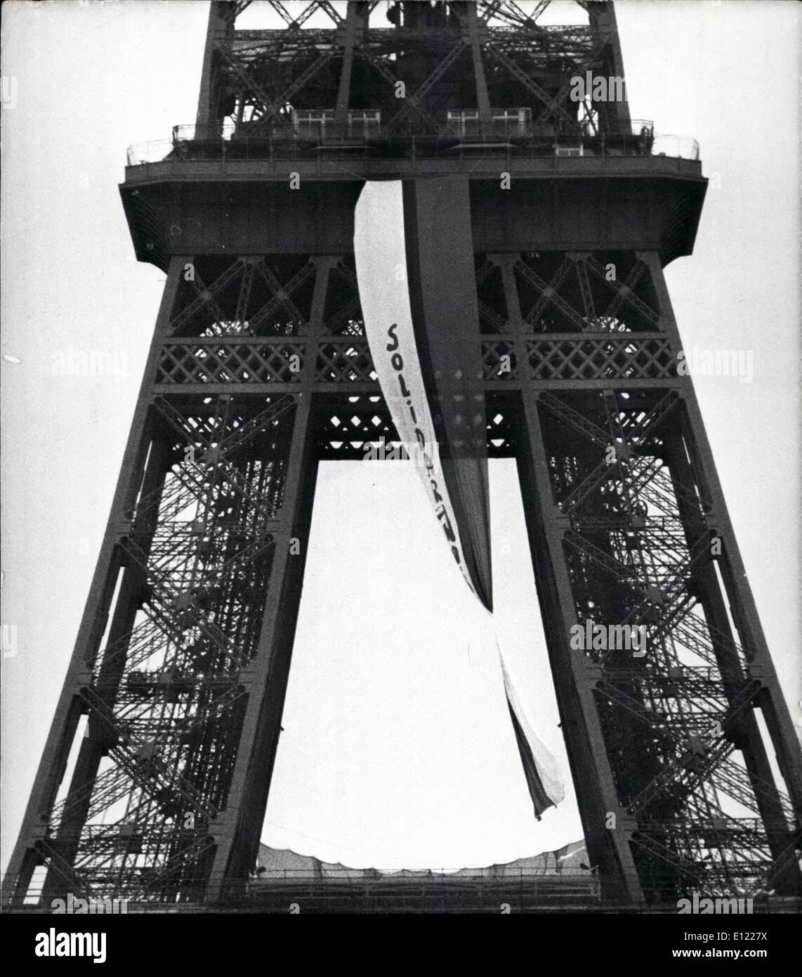 Febbraio 17, 1982 - Gruppo anonimo pende bandiera Torre Eiffel 'SOLIDARNOSC'' Parigi Foto Stock