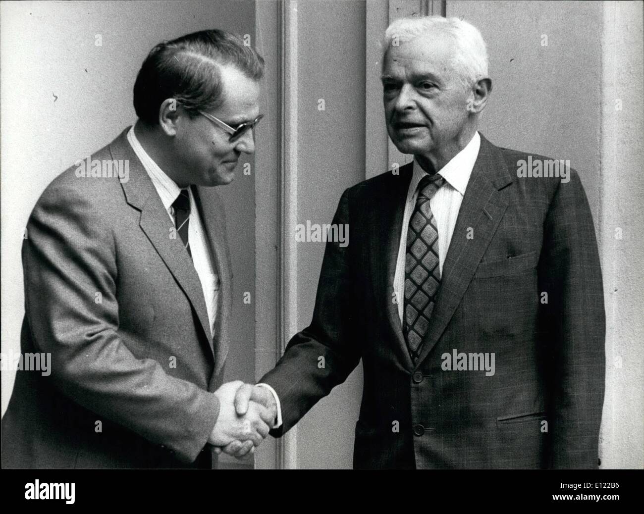 Maggio 05, 1983 - Euromissile-colloqui riavviato: Riavvio di euromissiles-colloqui di Ginevra in Svizzera: ambasciatore sovietico Juli Kvitinsky (1) e US-ambasciatore Paul Nitze agitare le mani alla apertura della nuova Ginevra-talk-round di ingresso della missione sovietica a Ginevra. Foto Stock