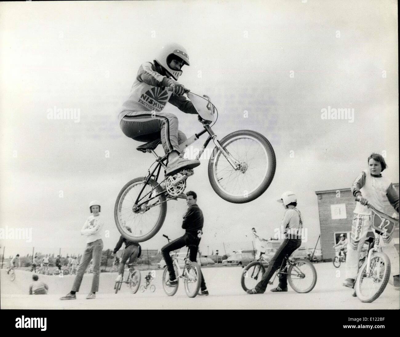 06 maggio 1983 - LN 1757 le meraviglie della Wheelie: Le ultime  per andare in bicicletta in Gran Bretagna, ha poco a che fare con mantenersi in forma o evitare le spese di corsa di un'automobile. È fatto per l'emozione pura della corsa. I Lods di età compresa tra e 18 anni si riuniscono per partecipare alla più rapida crescita della Gran Bretagna moto-bicicletta o BMX in breve. I giovani cavalcano moto appositamente realizzate con pneumatici pesanti, ideali per piste di fondo sconnesso. Freestyle BMX è come la ginnastica su una bicicletta. I piloti del Devi Devi si ribellano, si saltano e si girano le ruote incredibili Foto Stock