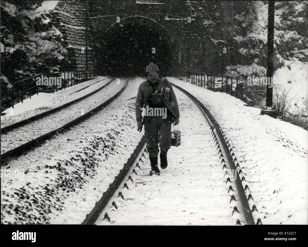 Giugno 06, 1983 - Controllo del binario ferroviario: il suo un disco e lavoro solitario per controllare i binari ferroviari nel periodo invernale. Swiss binari ferroviari sono controllate ogni giorno, come pure le molte gallerie della regione alpina, per i lavoratori del settore ferroviario facendo questo lavoro a piedi. Foto Stock