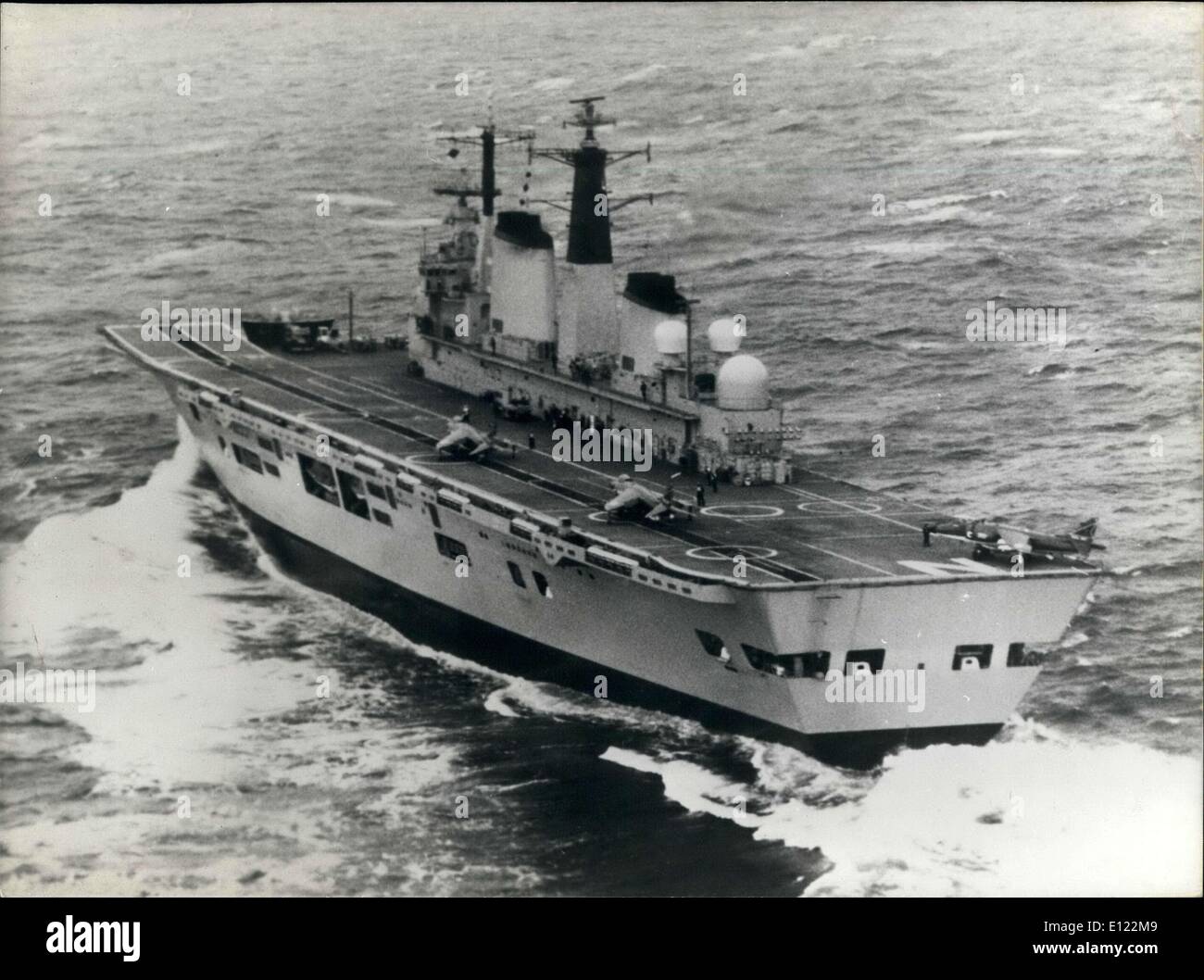 Apr. 05, 1982 - Una armata di 36 navi da guerra inviate alle Falklands dall Inghilterra Foto Stock