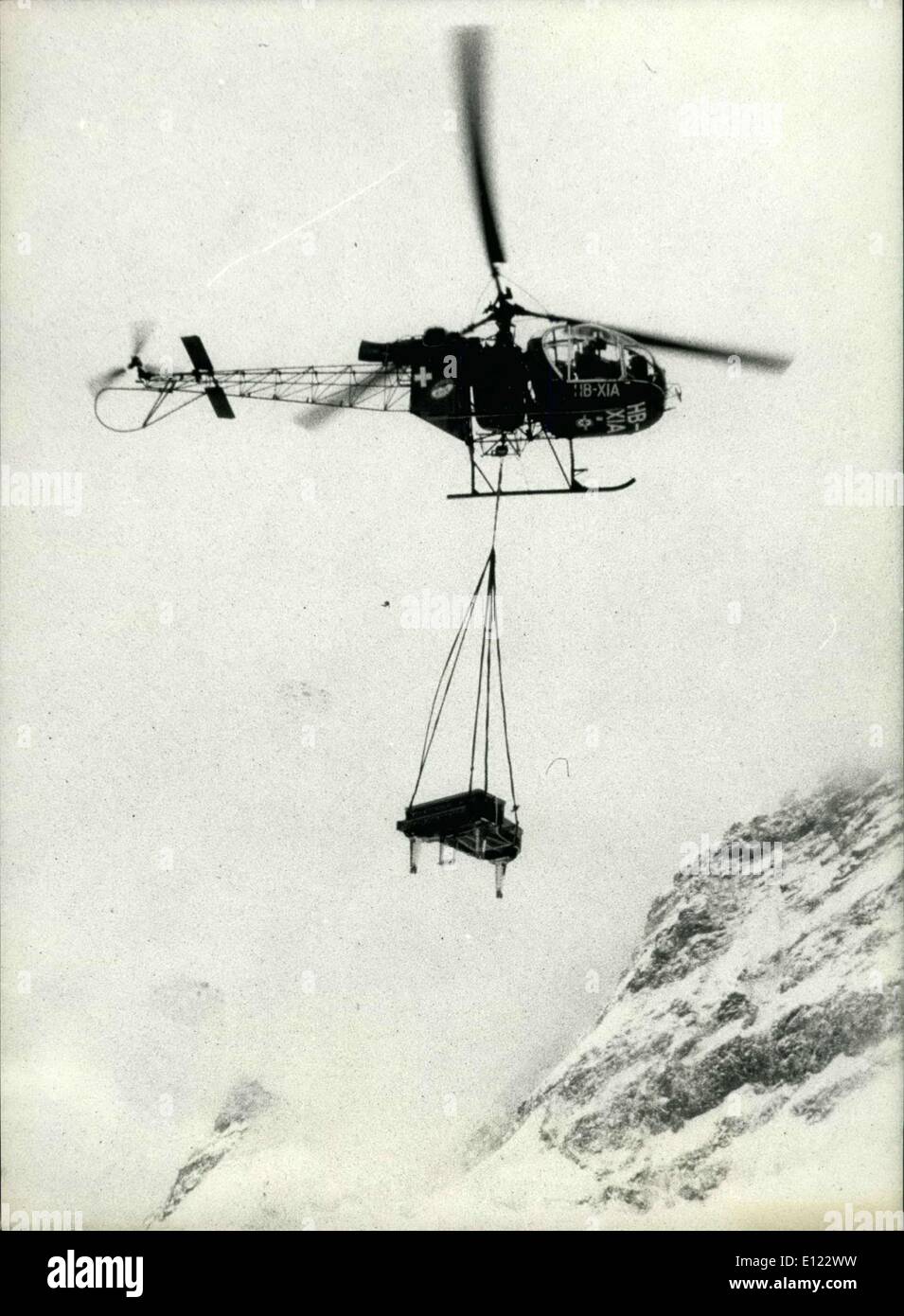 Il 31 ottobre 1983 - Il Piano di volo: un grande pianoforte pende da un elicottero sulla sua strada famosa in tutto il mondo, Jungfraujoch (11332 piedi sopra il livello del mare) nelle Alpi Svizzere per una TV-show di Austrian nato il cantante e intrattenitore fare Juergens. Foto Stock