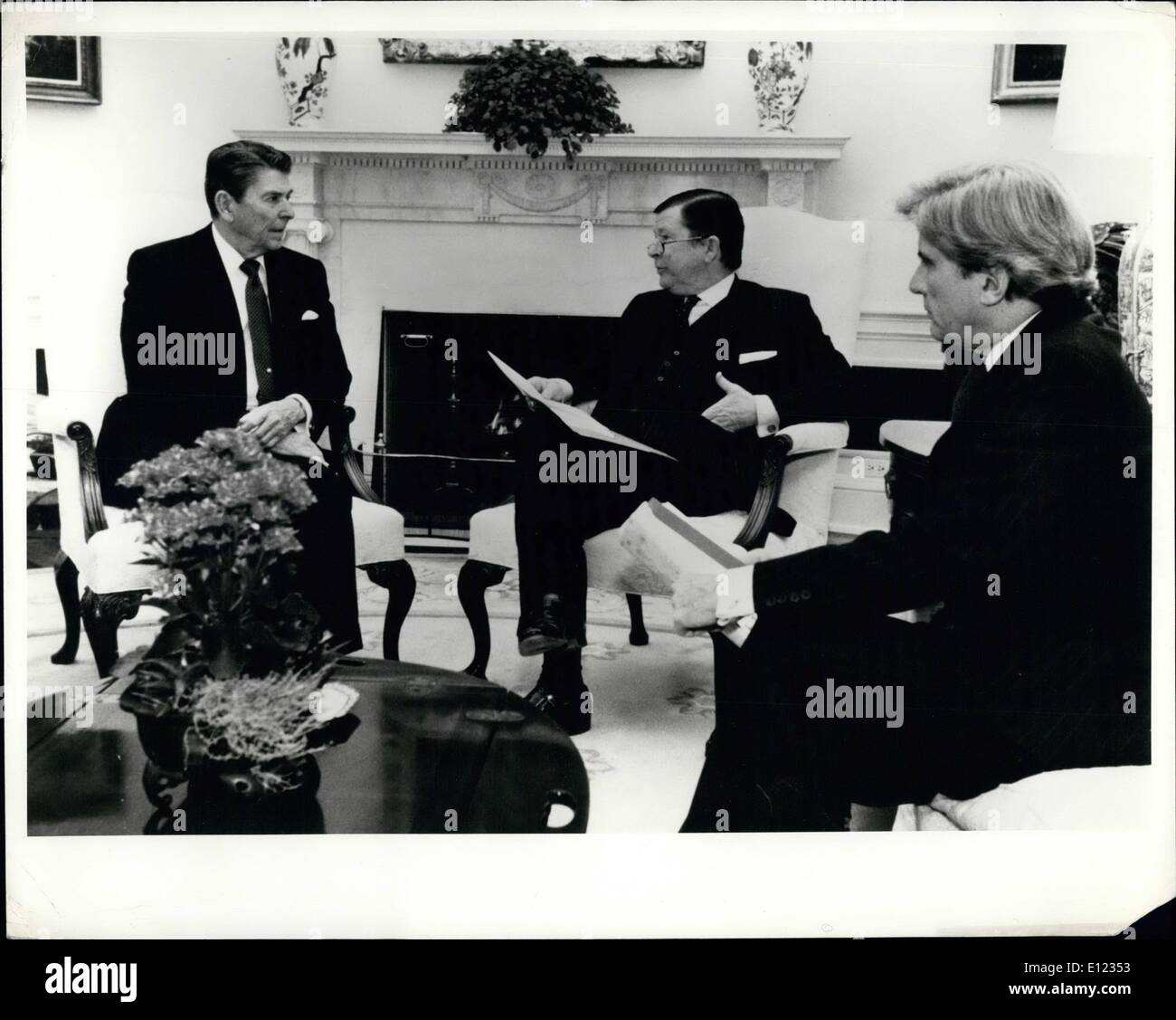 Gen 01, 1984 - Washington, D.C. 1/12/84... Il presidente Reagan si incontra con i Senatori John torre (R-TX) e John Warner (R-VA) nell'ufficio ovale. Foto Stock