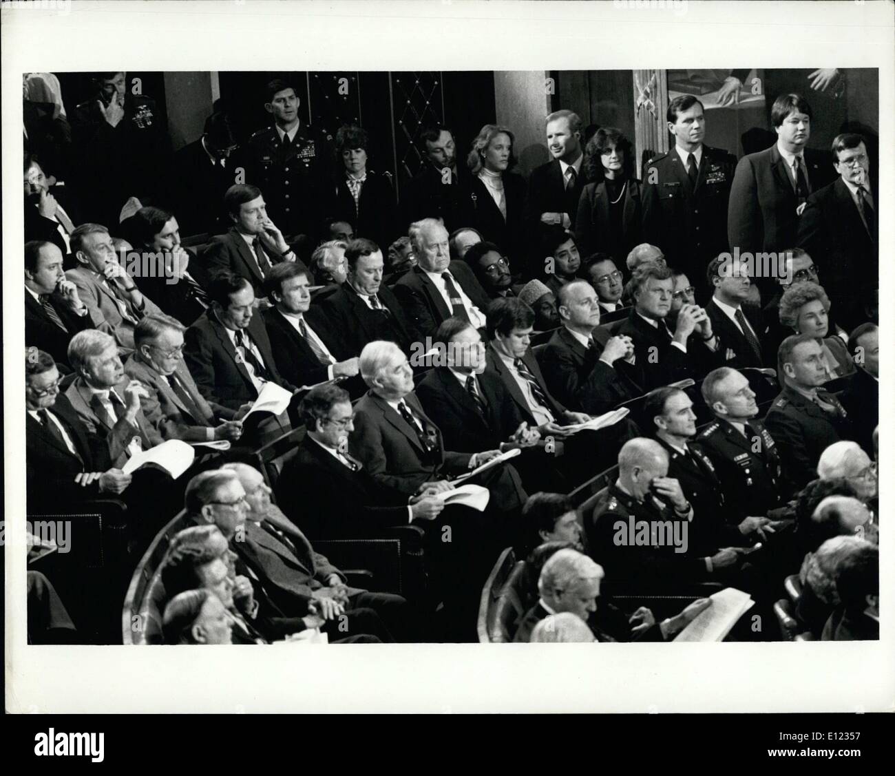 Gen 01, 1984 - Democratici di ascoltare: Washington, D.C. Senatori democratici sono mostrati come essi ascoltare il Presidente Reagan consegnare il suo Foto Stock
