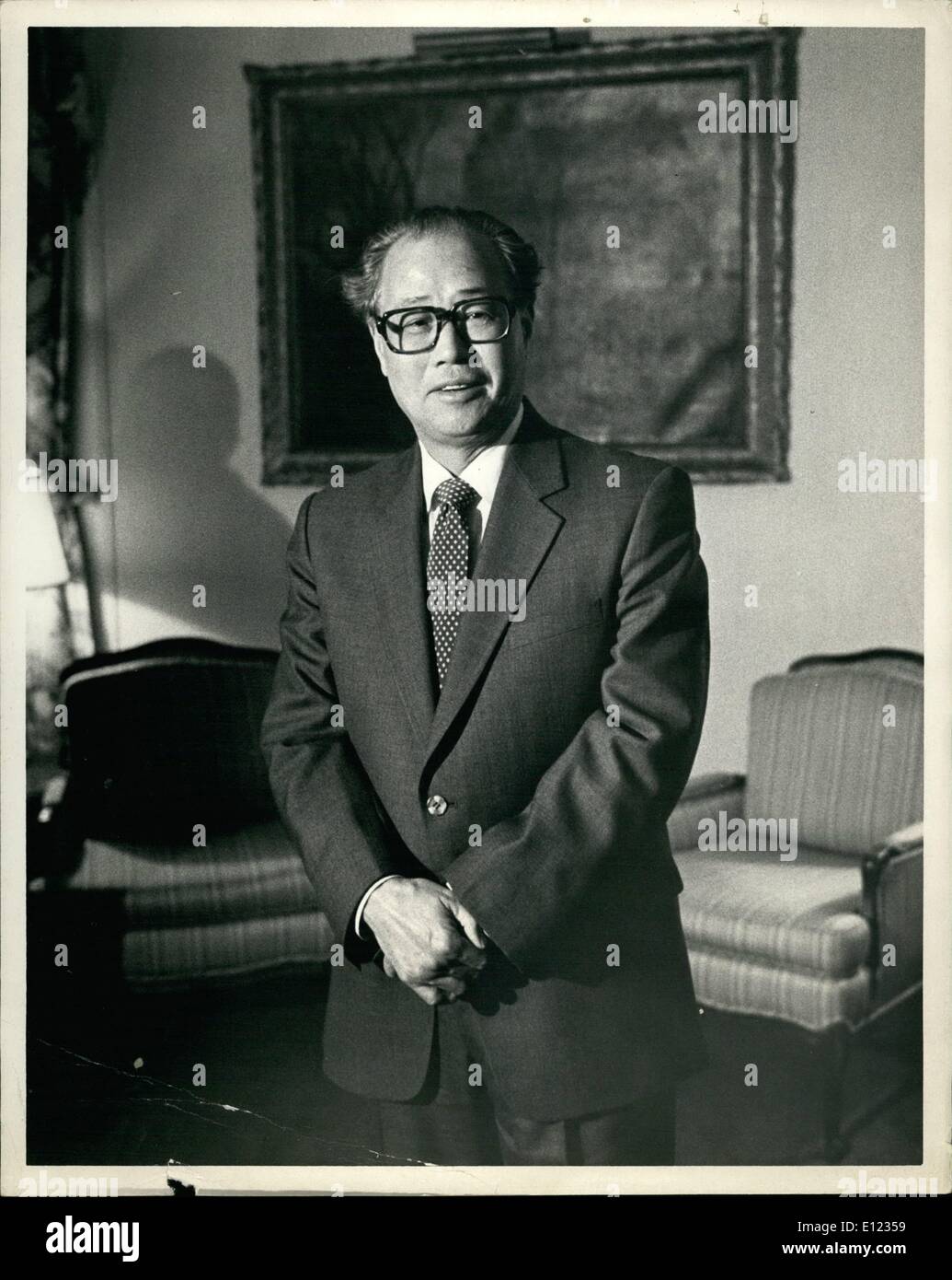 Gen 01, 1984 - gennaio 09th, 1984, primo ministro cinese Zhao Ziyang, visite di New York City. Parte della visita ufficiale negli Stati Uniti di Zhao Ziyang , Premier del Consiglio di Stato della Repubblica popolare di i menti , è stata una sosta nella città di New York. Mr.Ziyang ha visto le torri gemelle, ha preso un giro in barca di Lower Manhattan e parlava ai leader dei cinesi la comunità americana. Egli ha anche organizzato una serie di incontri con Ex presidente Richard Nixon, ed ex Segretario di Stato Cyrus Vance in Hotel Suite presso il Plaza Hotel. OPS Premier Zhao Ziyang raffigurato nella sua camera di albergo a Plaza Hotel di New York City. Foto Stock