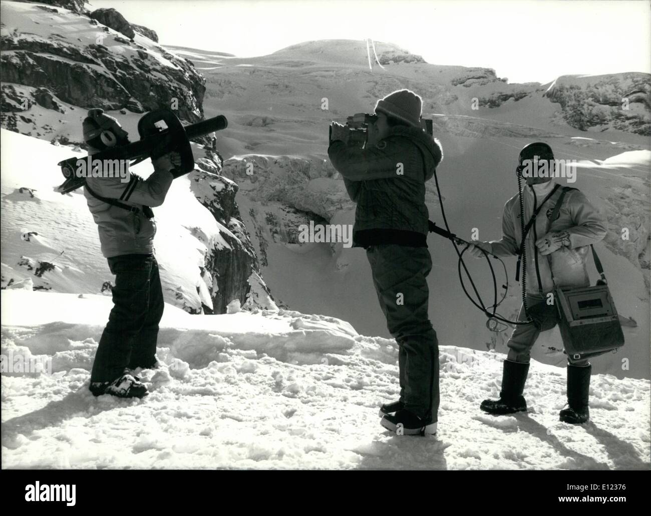 Febbraio 02, 1984 - Speciale riprese di valanghe per TV giapponese: Come gli svizzeri sono 'fischio'' valanghe ha dimostrato la valanga-servizio del Titlis-mountain-le rotaie per una TV giapponese-team di Nippon Television qui il lunedì. Per evitare valanghe di incontrollata si spara dalla pistola a razzo in pesante mostrano concentrazioni per rilasciare le valanghe a vostra previsioni. Il film TV si vedrà sabato prossimo in Giappone. Foto Stock