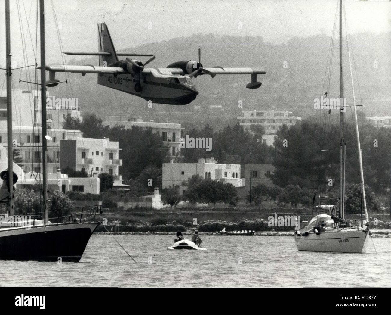 Febbraio 08, 1984 - marina spagnola aerei contro gli incendi boschivi: In estate gli incendi boschivi può essere un pericolo sulle isole di Ibiza, Maiorca e Minorca in Spagna perché la tenuta dell'acqua. Per lottare contro questi problemi marina spagnola piani sono partendo quasi ogni giorno per mettere fuori gli incendi boschivi (foto). Le macchine speciali sono lo sbarco in lonely incavi per riempire la loro acqua-serbatoi durante il volo. Spesso si tratta di riempire fino in prossimità di zone balneari, uno spettacolo per gli osservatori. Foto Stock