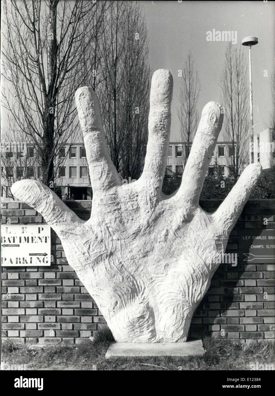 Febbraio 15, 1984 - Scultura Moderna grande mano nella Città Nuova Evry Essonne Regione Foto Stock