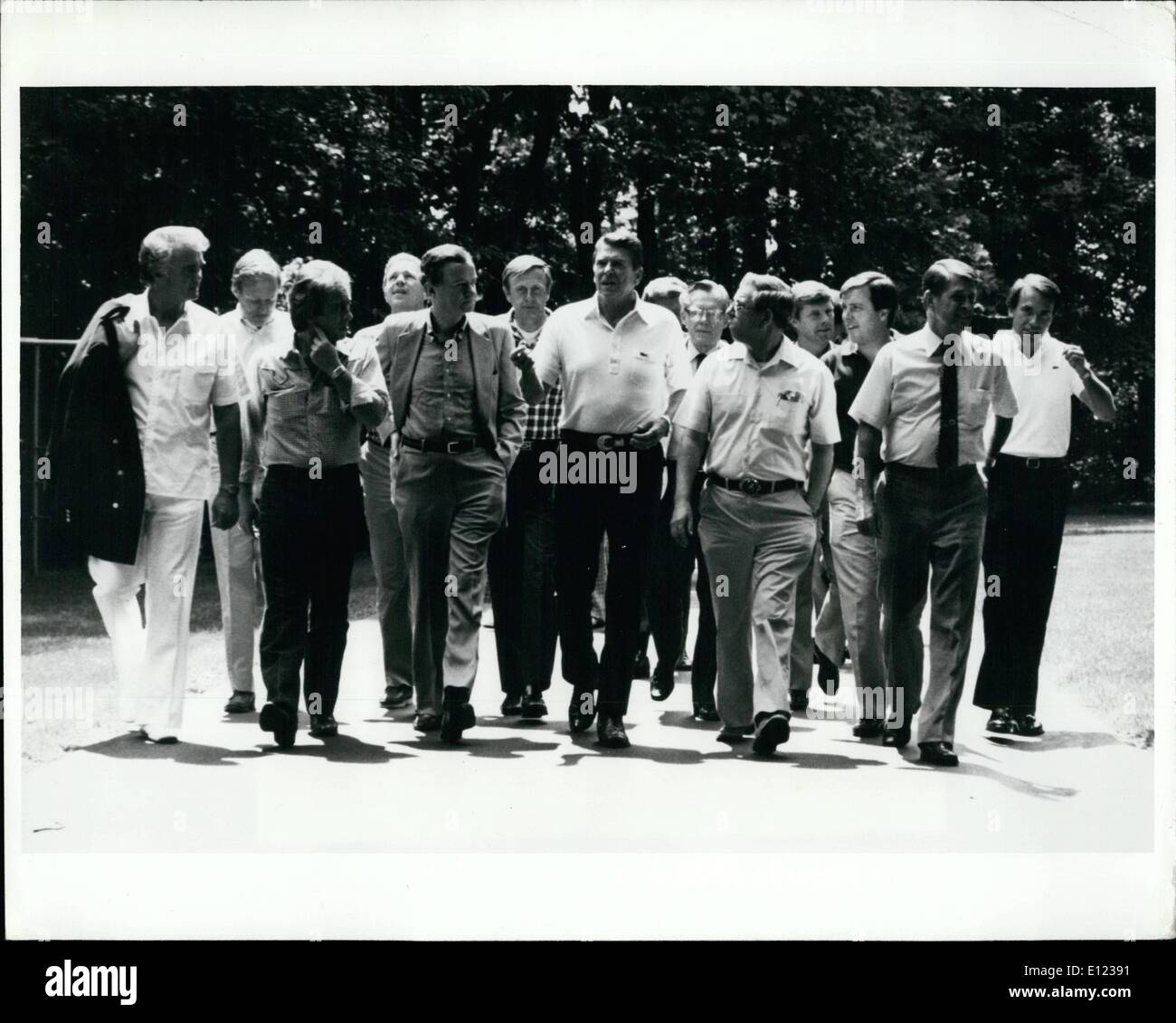 Agosto 08, 1982 - Presidente Ronald Reagan cammina verso il lodge principale con un gruppo selezionato di membri del Congresso degli Stati Uniti che sono stati invitati a camp Foto Stock