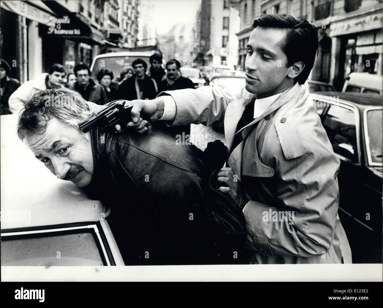 Febbraio 29, 1984 - Thierry Lhermite mantiene la pistola a Philippe Noiret in ''Les Ripoux' . Foto Stock