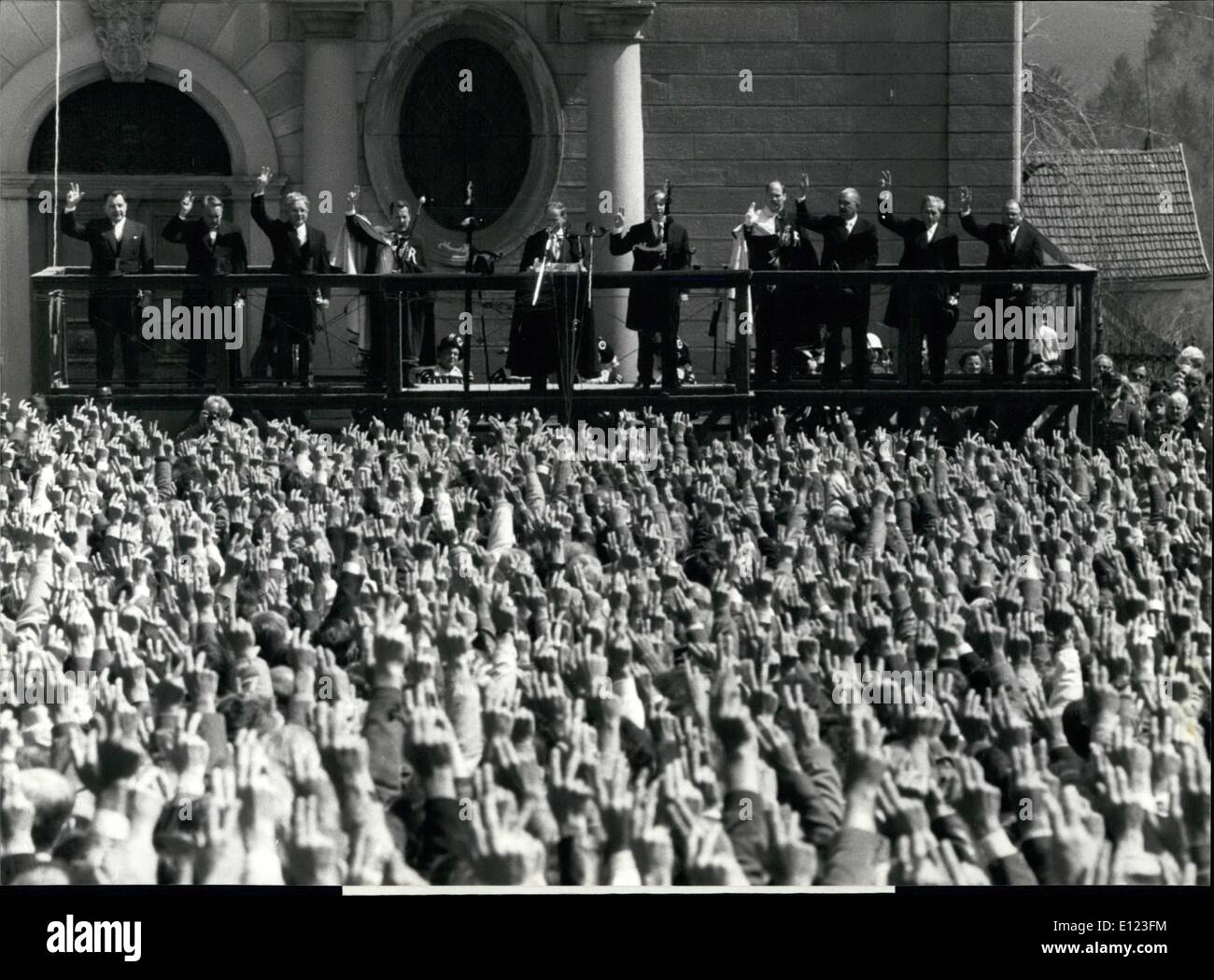 Apr. 04, 1984 - senza diritto di voto per le donne nel cantone svizzero di Appenzell: Popolo della assemblea generale (solo per gli uomini di nome ''Landsgemeinde del piccolo Cantone di Appenzello Esterno è visto durante la votazione per alzata di mano sulla piazza principale in Trogem (Svizzera orientale lo scorso weekend. Gli uomini sconfitti ancora una volta un social democratico petizione per adottare il diritto di voto alle donne. Le donne hanno solo la votazione* al governo federale di livello Foto Stock