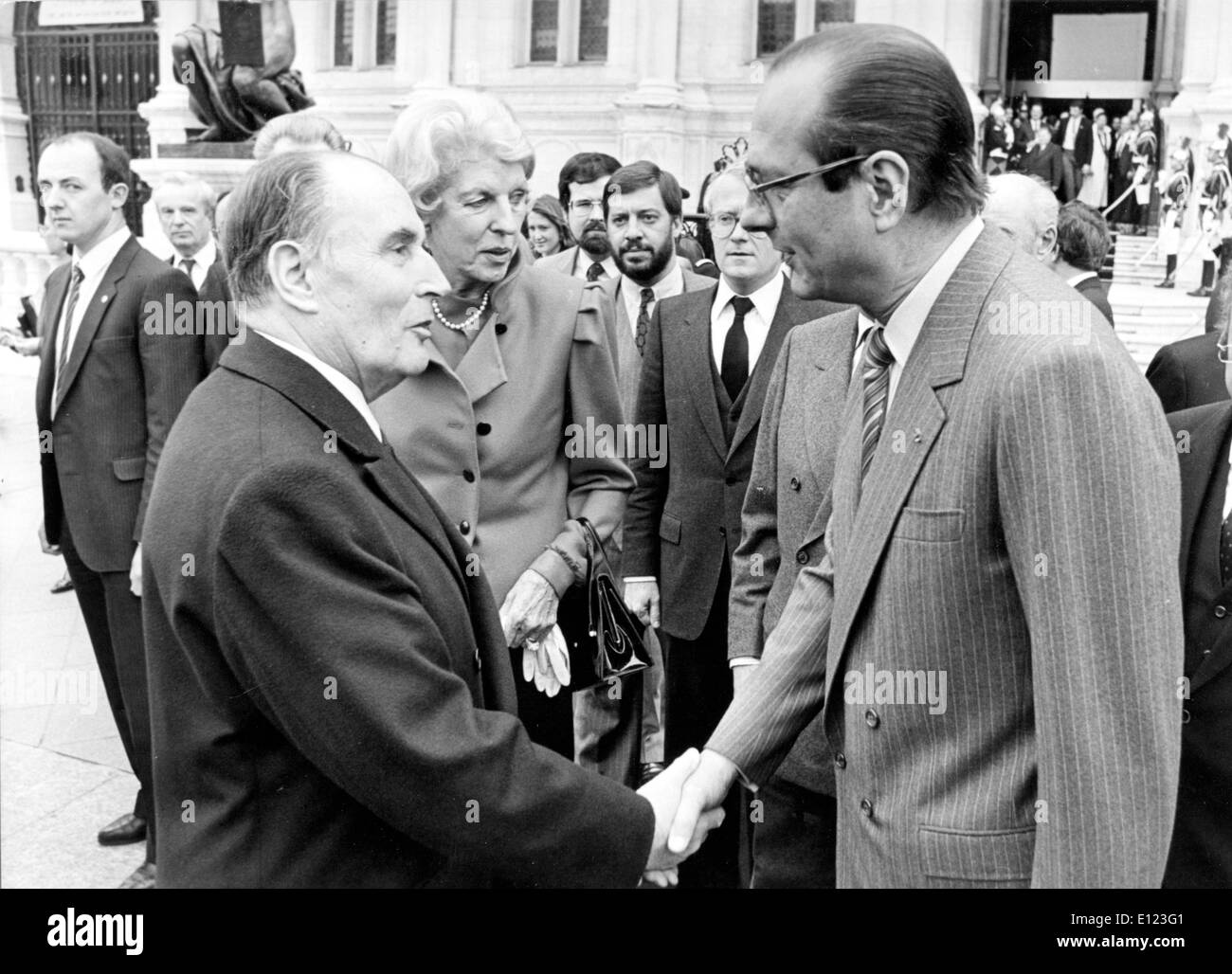 Sindaco di Parigi JACQUES CHIRAC (destra) stringono le mani con il Presidente francese Francois Mitterrand Foto Stock