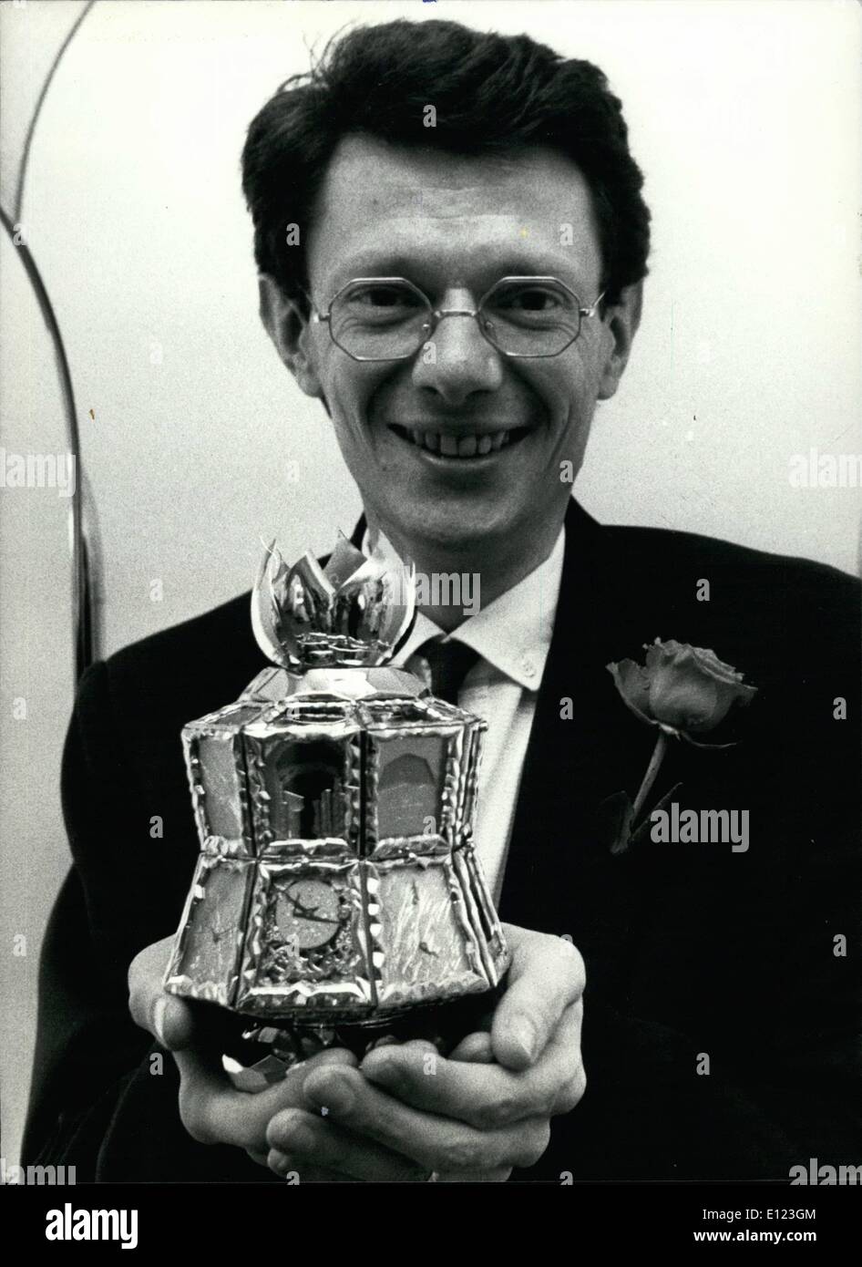 Maggio 05, 1984 - ''Rose'' - Mondo più complicare orologio da tavolo - Se qualcuno vuole comprehand Omega dell'orologio più tardi creazione, dovrete util Januaty 1st. 2000 D.C. A quel tempo un finora modulo nascosto verrà aperta sulla ''Rose'' gold orologio (l'orologio è di 18 cm di altezza e un di più di 9 cm di larghezza), rivelando il suo segreto che è rimasto nascosto per quasi due decenni. 16 moduli offrono 32 movimenti e dati, da tempo reale per il movimento delle stelle su Berna, Sydney., Buenos Aires e New York Foto Stock