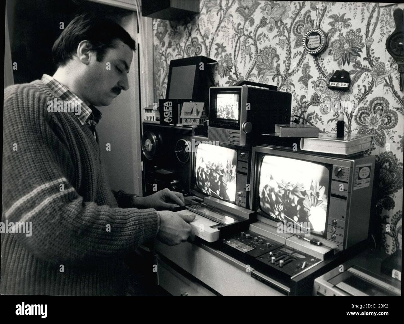 Gen 21, 1985 - Il Sig. Quiquempoix a casa con il suo Magneto-campo di applicazione Foto Stock
