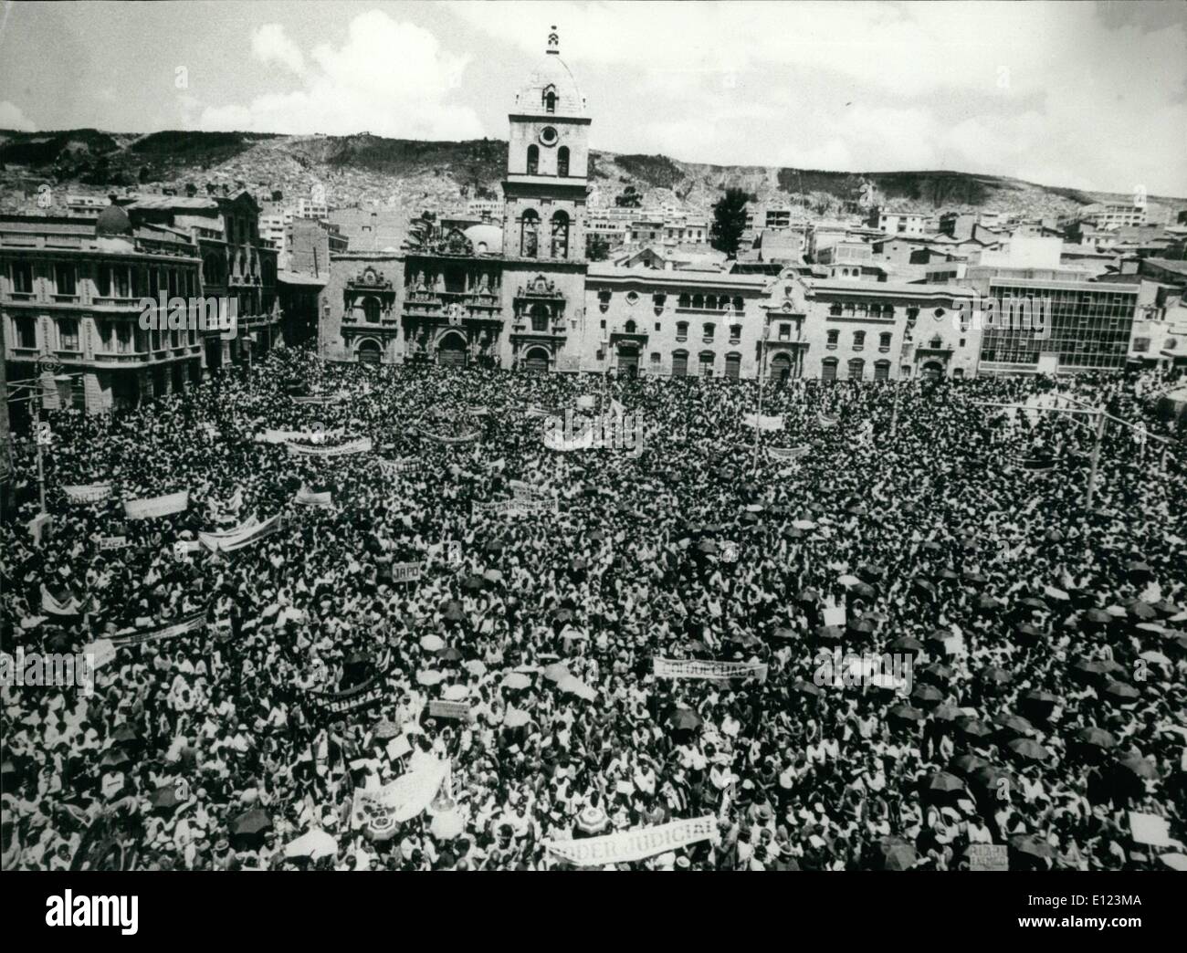 Mar 03, 1985 - colpisce in Bolivia terminati: durante la settimana scorsa la Bolivia il lavoratori erano in sciopero per un indice di stipendio che va con il tasso di inflazione che è più di 34000%. La foto mostra. manifestazione nella capitale la Paz. Foto Stock