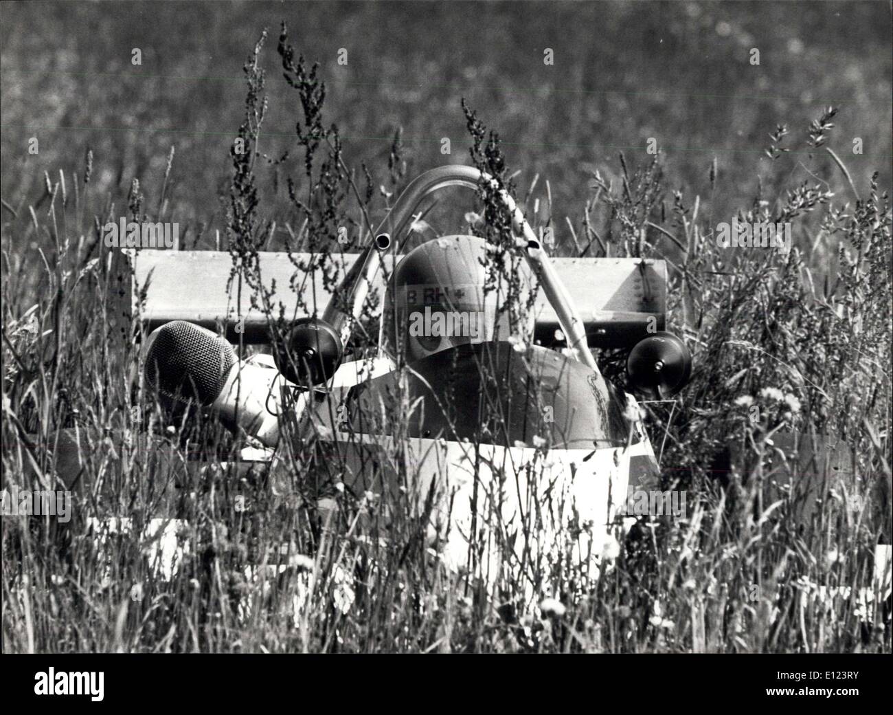 Giugno 13, 1984 - diritto fuori pista ? Swiss racing driver Georges Pedretti è andato a destra fuori pista durante una national car-slalom recentemente nella Svizzera occidentale. Egli è andato fuori incolume, ma la sua vettura da corsa è stata leggermente danneggiata. Keystone Zurigo Foto Stock