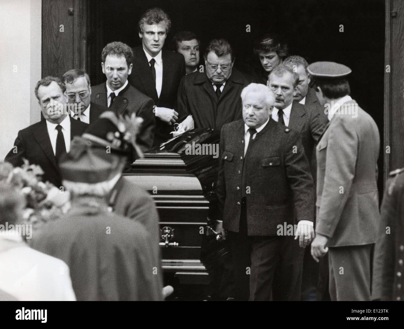 Franz Josef Strauss assiste moglie i funerali Foto Stock