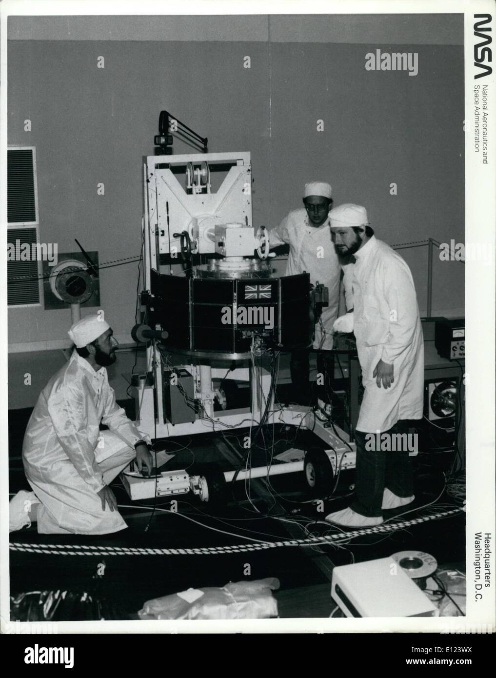 Lug. 07, 1984 - Il Centro Spaziale Kennedy, Fla. - ingegneri britannici condurre test sul Regno Unito Subsatellite, parte della tre-navetta spaziale internazionale Magnetospheric attivo Tracar antiparticolato Explorer (AMPTE) missione prevista per il lancio il 9 Agosto a bordo di una singola roccia Delta. Il 172-pound UKS contiene un set completo di plasma degli strumenti di misurazione per registrare gli effetti di nuvole chimiche rilasciate dal tedesco-occidentale della build di rilascio di ioni Modula Foto Stock