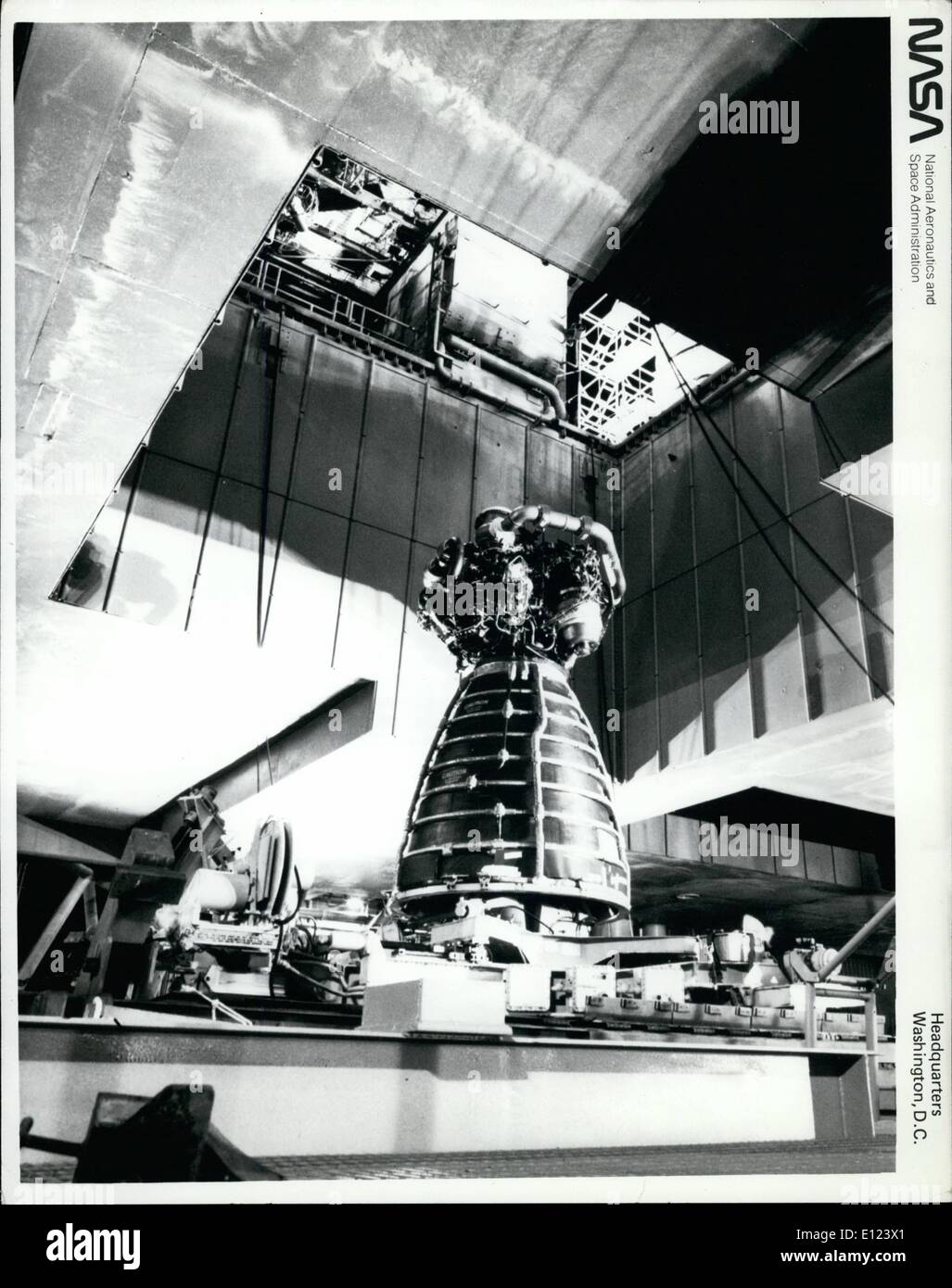 Lug. 07, 1984 - Il Centro Spaziale Kennedy, Fla. -- il 3 motore principale viene rimossa dalla estremità di poppa della navetta spaziale orbitare scoperta dopo un lancio abortito il 26 giugno. Lo Space Shuttle computer di bordo ha terminato il conto alla rovescia in T-4 secondi dopo una valvola per carburante nel motore non è riuscito ad aprire correttamente durante la sequenza di accensione. Un nuovo motore che non ha volato ma è stato testato su Discovery durante il volo la prontezza di cottura è la sostituzione. Foto Stock