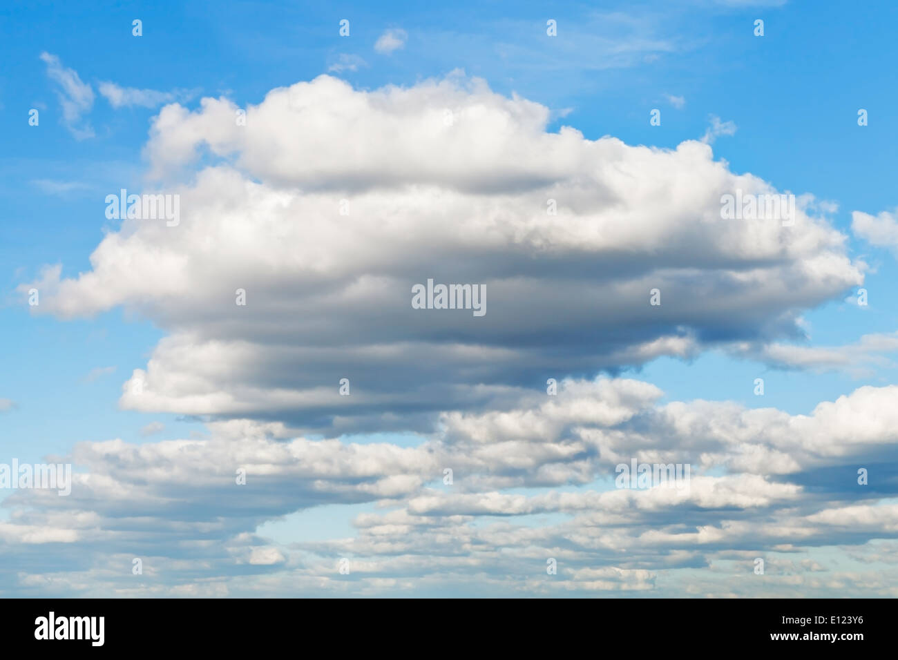 Grande bianco e grigio nuvole nel cielo blu nel pomeriggio a molla Foto Stock