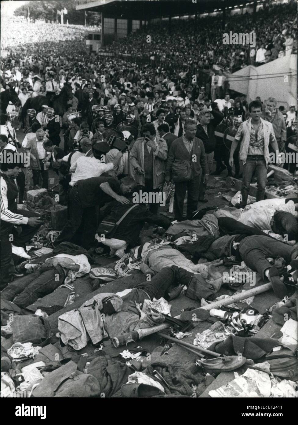 31 maggio 1985 - cadaveri all'Heysel Stadium di Bruxelles dopo la partita di calcio Foto Stock