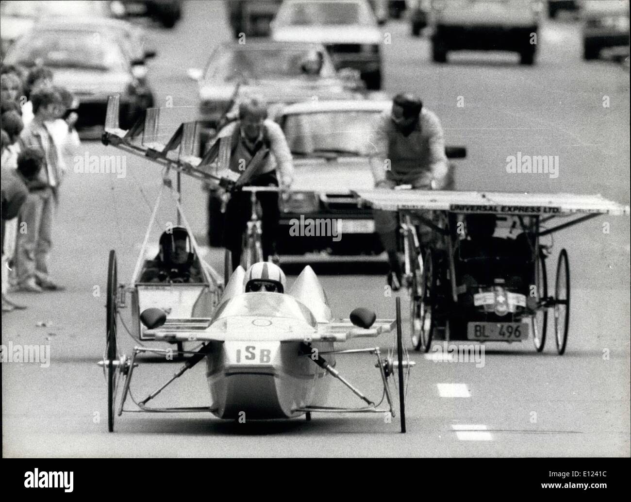 Giugno 06, 1985 - ''tour de Sol'' ha iniziato in Svizzera: il primo rally per energia solare-guidato vetture è stato iniziato oggi 25 Giugno a Romanshorn/Svizzera, sul lago di Costanza. 42 auto, alcuni di loro costruite e sponsorizzato, alcuni fatti a mano da hobby privato-ingegneri ha preso il primo giro che conduce a Winterthur. Il tour si concluderà a Ginevra. Immagine: la vettura di Swiss Roger Burri assomiglia più a metà di un piano. Immagine B: ognuno di noi è pronto per l'avvio. Immagine C: questi tre piloti guardare piuttosto avventurosa nei loro veicoli Foto Stock