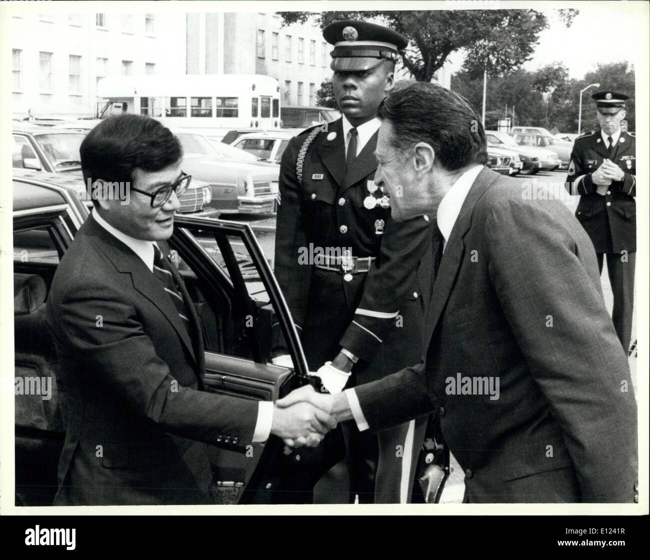 Giugno 10, 1985 - Washington, D.C.: Segretario di Stato W. Caspar Weinberger, destra saluta Koichi Kato, Direttore Giapponese generale Foto Stock