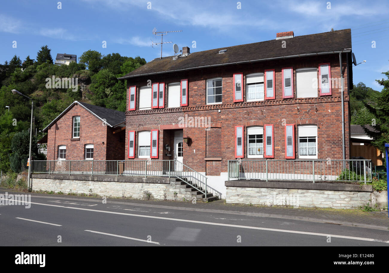 Vecchia casa in mattoni rossi in città Runkel. Hesse, Germania Foto Stock