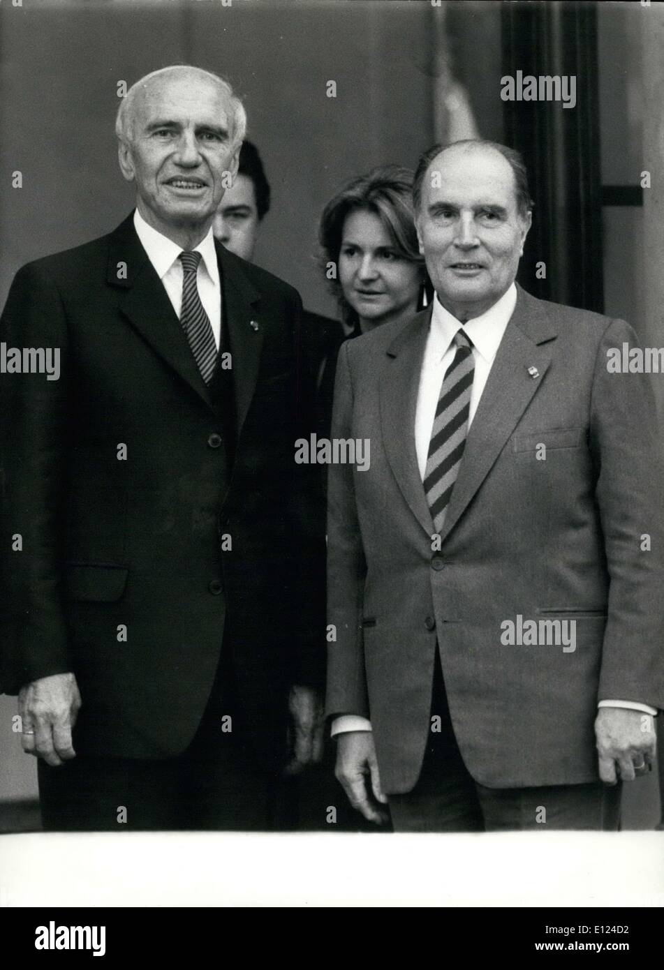 Ottobre 10, 1984 - qui sono Austria Il Presidente Rudolf Kirchschlager e quella della Francia il Presidente François Mitterand sui passi del Foto Stock