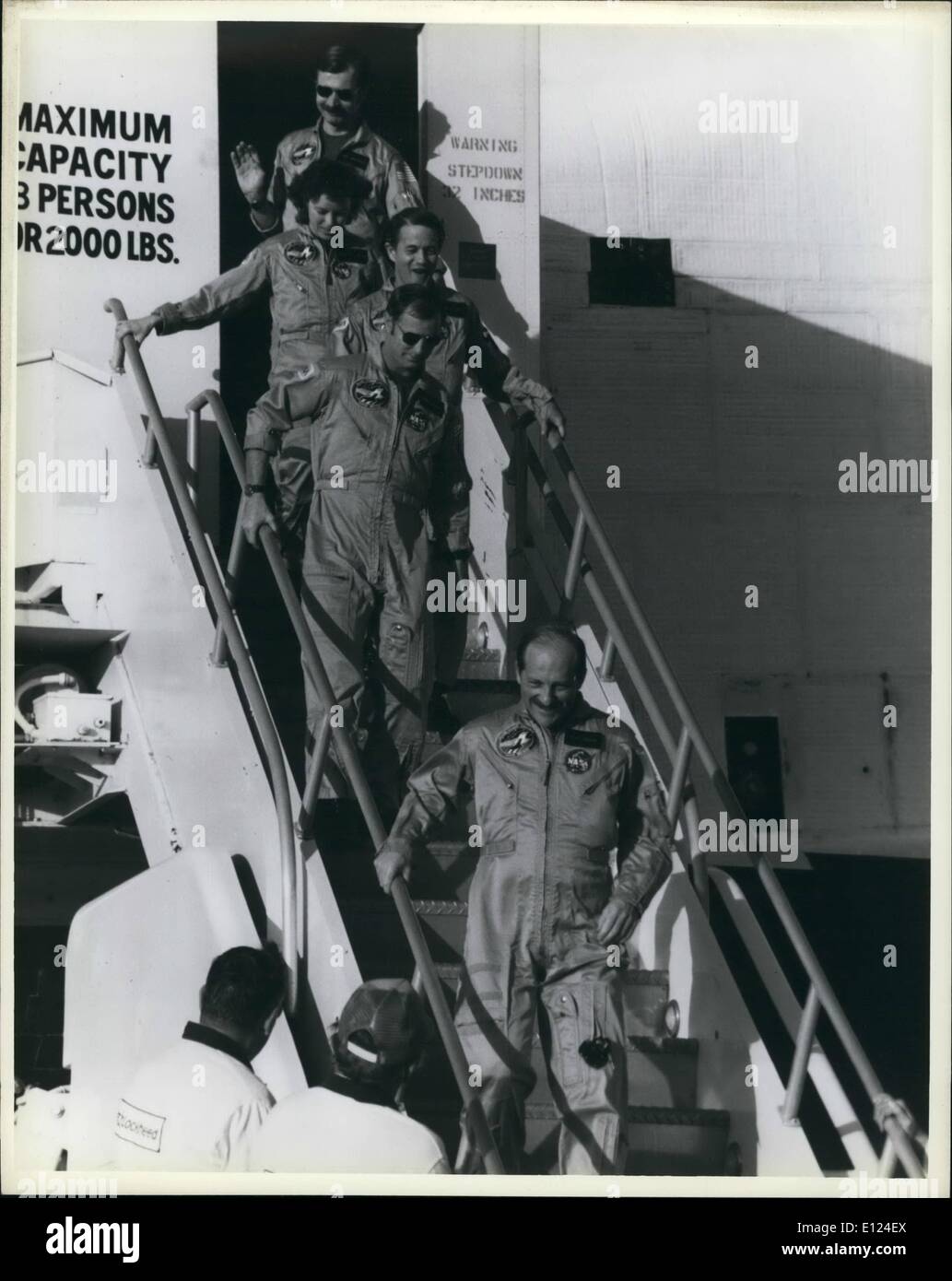 Nov. 11, 1984 - Ritorno in condizioni di sicurezza il Centro Spaziale Kennedy, Fla... Gli astronauti egress Orbiter la scoperta presso il Kennedy Space Center Shuttle Landing Facility. Scendendo le scale sono il comandante Frederick Hauck, pilota David Walker, e gli specialisti di missione Joe Allen, Ann Fisher e Dale Gardner. Nella stiva di cargo gli astronauti portati indietro dallo spazio due satelliti che erano in un improprio orbita. In 8 giorni nello spazio. Gli astronauti ha lanciato due satelliti e recuperati due satelliti. Foto Stock