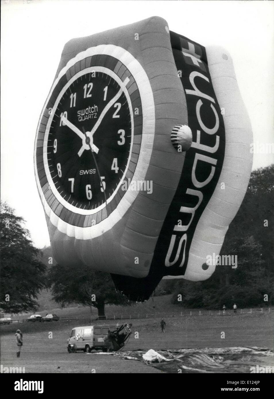 Il 12 Dic. 1985 - orologio svizzero nel cielo: tre di tali giant watch-palloncini sarà in grado di volare oltre il Giappone il prossimo anno per fare propaganda per "guardare", abbreviazione sono state prodotte da Cameron-Works in Bristol. Foto Stock