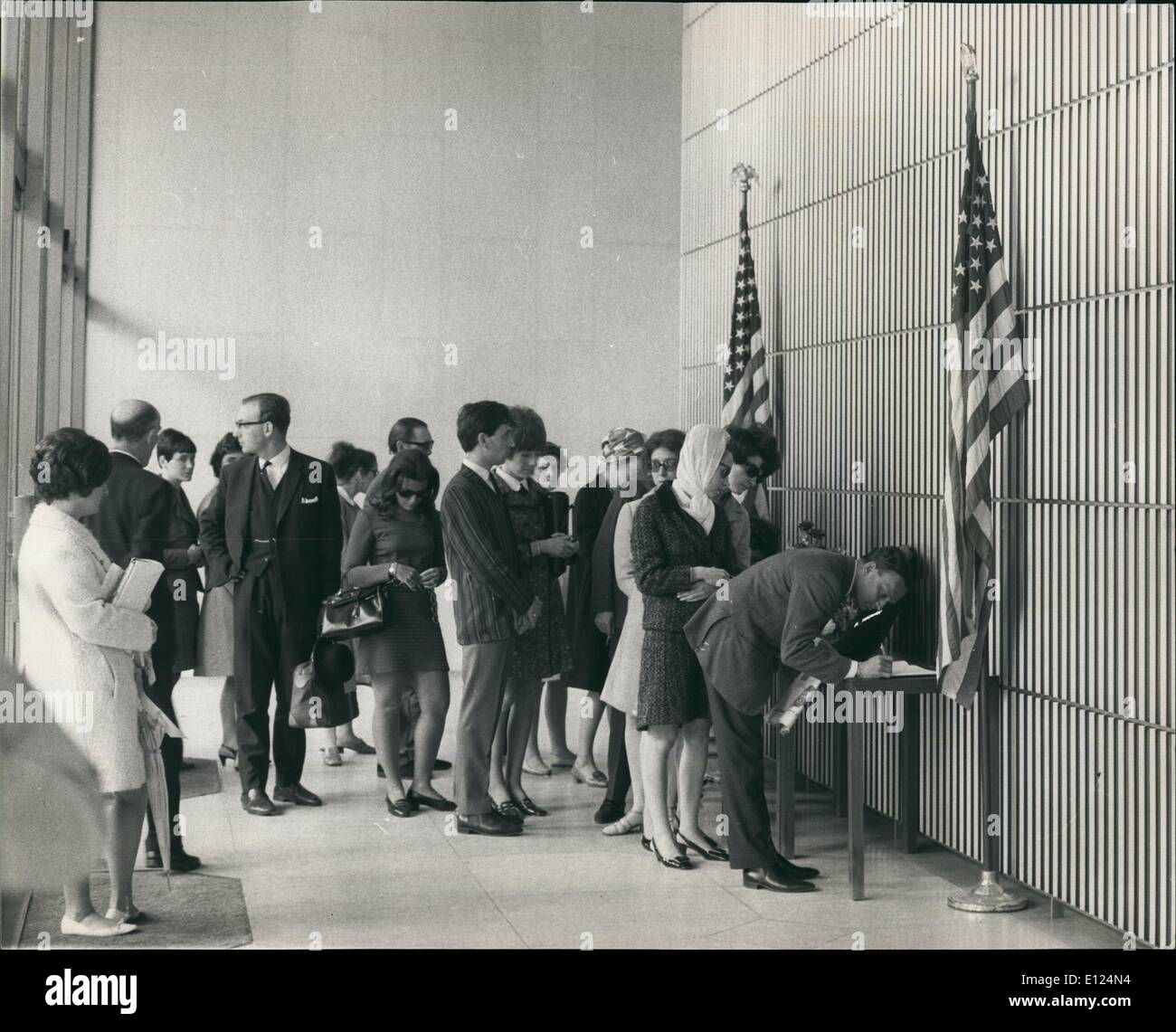 Giugno 06, 1986 - Il Senatore Robert Kennedy scene muore a Londra: Foto mostra una coda di lutto dell'Ambasciata americana a Londra Foto Stock