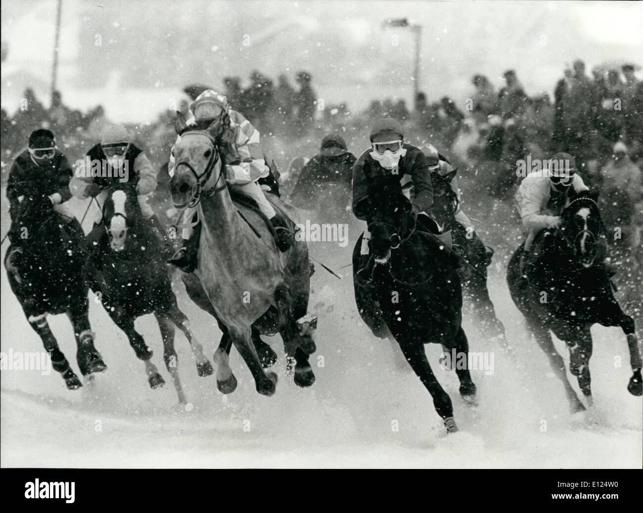 Febbraio 02, 1991 - Gare di Cavalli di San Moritz; a cavallo sono visti durante le tradizionali corse di cavalli sul lago di San Mortiz (Svizzera). Domenica, 12 febbraio 1991. Foto Stock