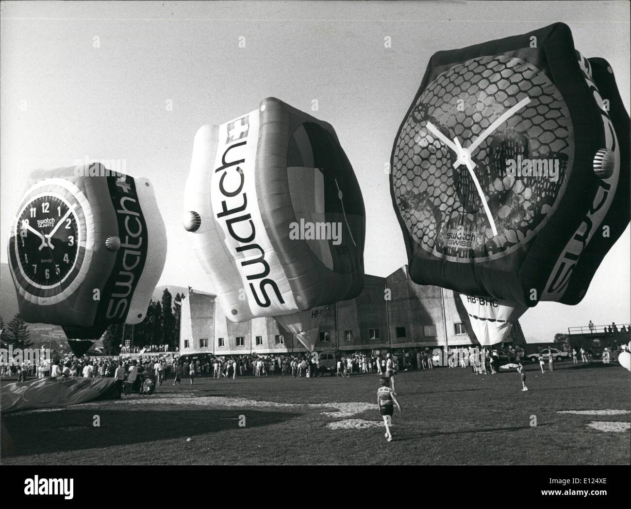 Giugno 06, 1986 - Swatch-palloncini crescente al cielo palloncini giganti in forma di L''Sguarda", abbreviazione di ''Swiss watch'', una alta qualità, ma un prodotto a basso costo dell'industria svizzera, sono state soffiate per la prima volta in un calcio stadion di Grenchen (Cannone di Berna). Prima che la propaganda divertente - palloni sono stati babtized. Foto Stock