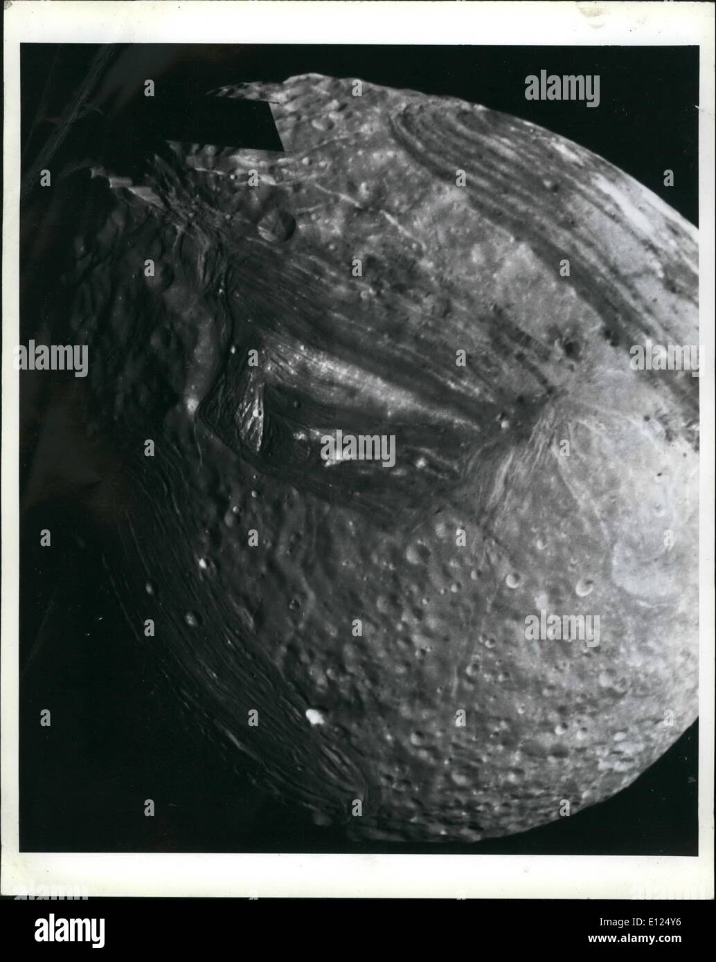 Agosto 08, 1986 - Questo computer assemblati a mosaico di Miranda ha incluso molti di alta risoluzione cornici ottenute dalla Voyager 2 durante il suo volo in prossimità della Uranian luna. Miranda, circa 500 chilometri (300 miglia) in diametro, presenta variata province geologica, visto in questo mosaico di chiaro-filtro ad angolo stretto immagini dal 24 gennaio 1986. Le immagini sono state ottenute da una distanza di 30,160 a 40,310 km (18,730 a 25,030 mi.) risoluzione varia da 560 a 740 metri (1.840 a 2.430 piedi) Foto Stock