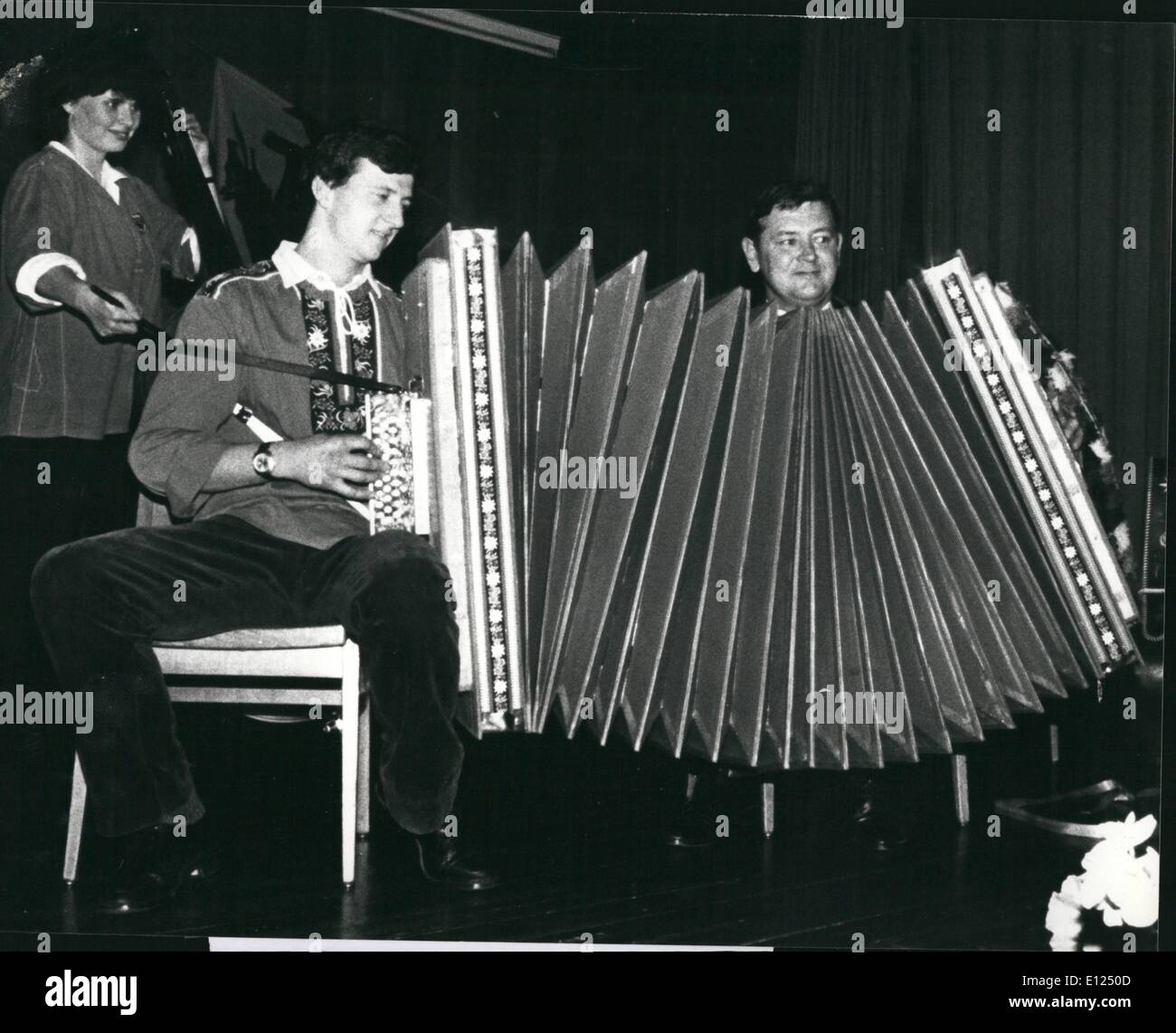 Ottobre 10, 1986 - Il mondo più grande Ã¢â'¬Å"Schwyzer&ouml;rgeliÃ¢â'¬Â Ã¢â'¬â€oe due uomini con la tradizionale maglietta svizzero ha presentato il Foto Stock