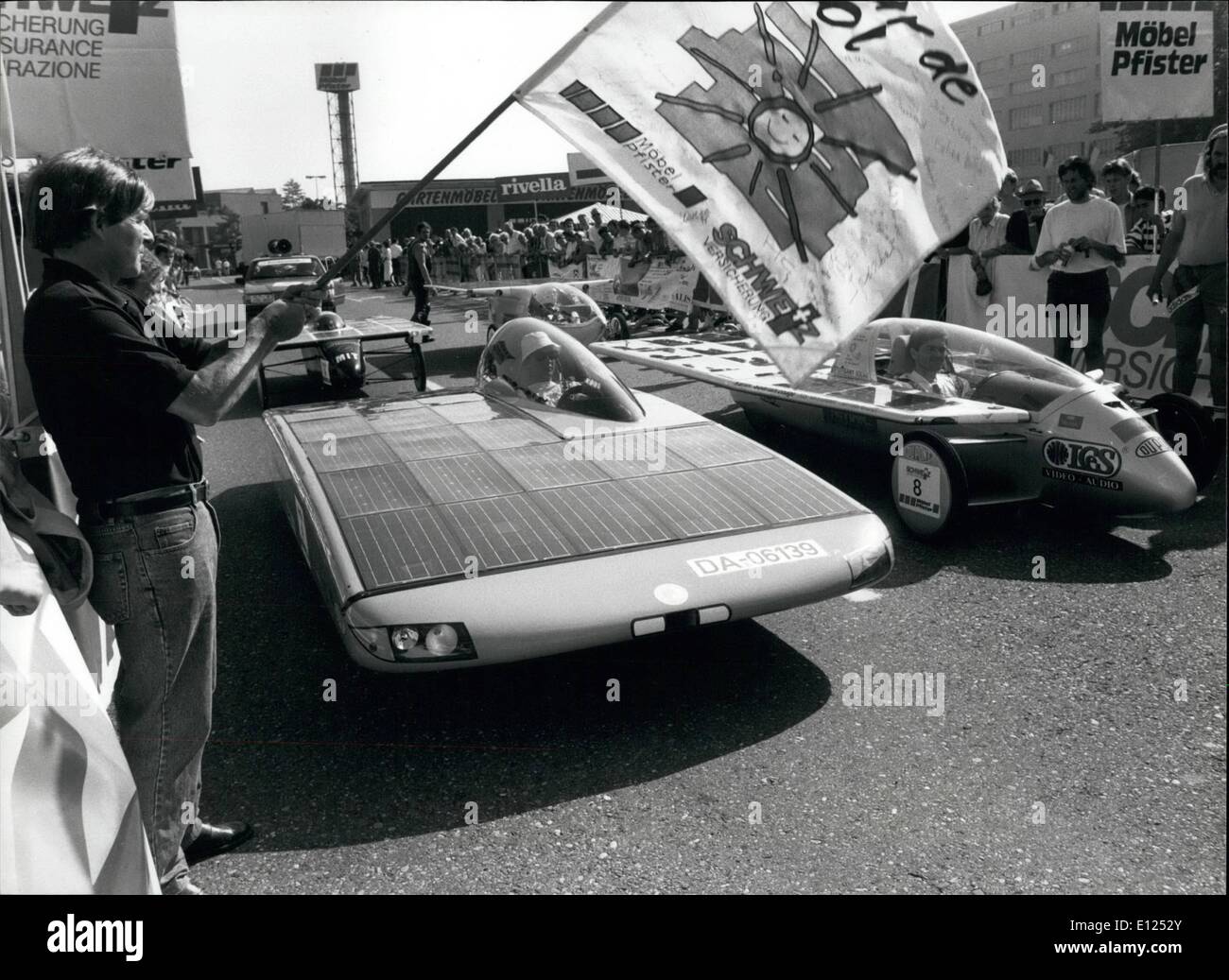 Apr. 04, 1991 - Rally internazionale di auto solare: tutti i diversi tipi di automobili azionate da energia solare ha partecipato al Tour internazionale de sol qui in Suhr (canton Argovia) vicino a Zurigo, 1 luglio. Le sei giornate di gara conduce su una distanza di 664 kilomteres. La foto mostra la velocità elevata auto solare tecnico di alta scuola di Darmstadt (Germania) all'inizio della prima gamba. Foto Stock