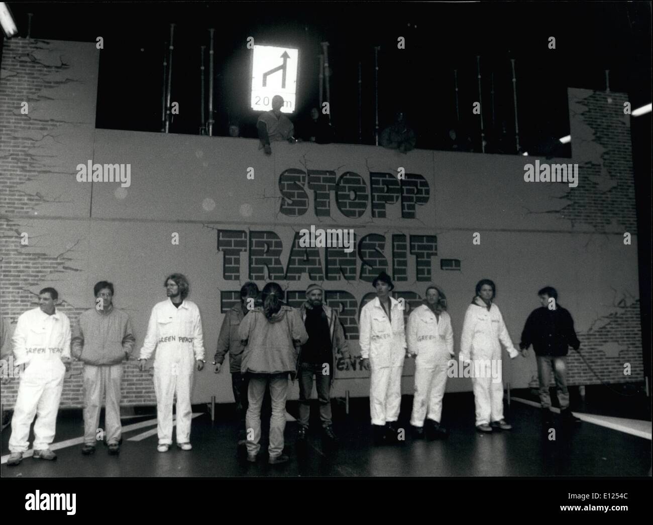 Giugno 06, 1991 - Fermare il terrore di transito: Greenpeace activitists stavano bloccando fino al casello autostradale del San Gottardo in Svizzera centrale, 17 giugno, per protestare contro il traffico di transito attraverso la Svizzera. I manifestanti hanno costruito una catena di fronte al muro simbolico al nord del traforo. L'azione è stata coordinata con un blocco presso il passo del Brennero in Austria. Ambiente gli attivisti di entrambi i paesi a combattere contro il crescente aumento del traffico causata principalmente da autocarri pesanti Foto Stock