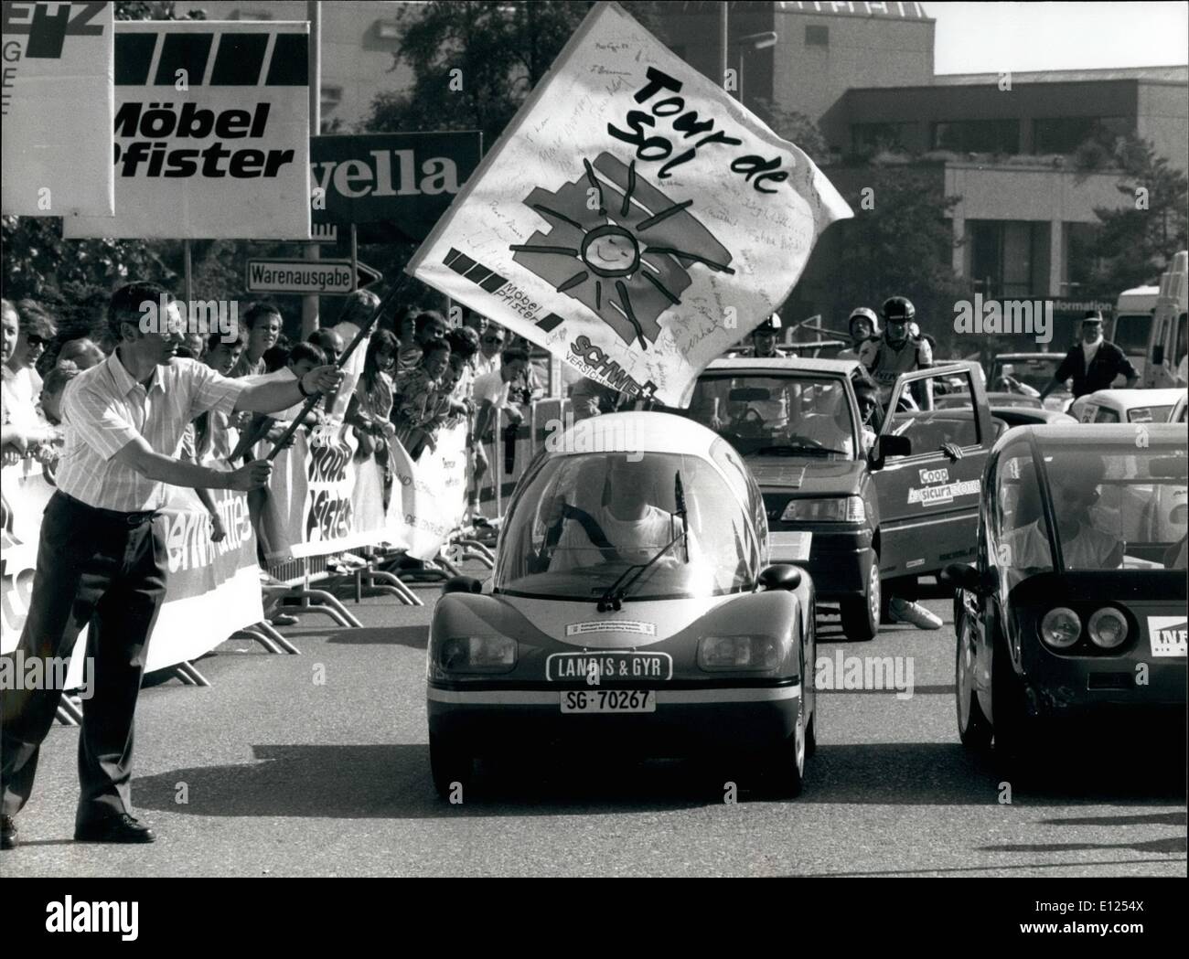 Lug. 07, 1991 - Tour de sol 1991 Rally internazionale di auto solare: tutti i differenti tipi di solarpower guidato vetture ha partecipato al Tour internazionale de sol qui in suhr vicino a Zurigo, 1 luglio. La sei giorni di gara conduce su una distanza di 644 chilometri attraverso la Svizzera. La nostra immagine mostra un solare Svizzera costruzione a stella per la prima gamba. Foto Stock