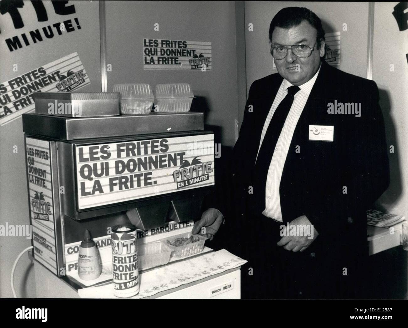 Apr. 04, 1987 - Un minuto le patatine fritte: si impiega solo un minuto per questa macchina per la produzione di due piatti di patatine fritte. ''Fritie'' è stata presentata a livello internazionale invenzione Fiera di Ginevra, di recente. L'inventore, Charles Schster(foto), sostiene che nessun cattivi odori inquina l'ambiente circostante la macchina. Foto Stock