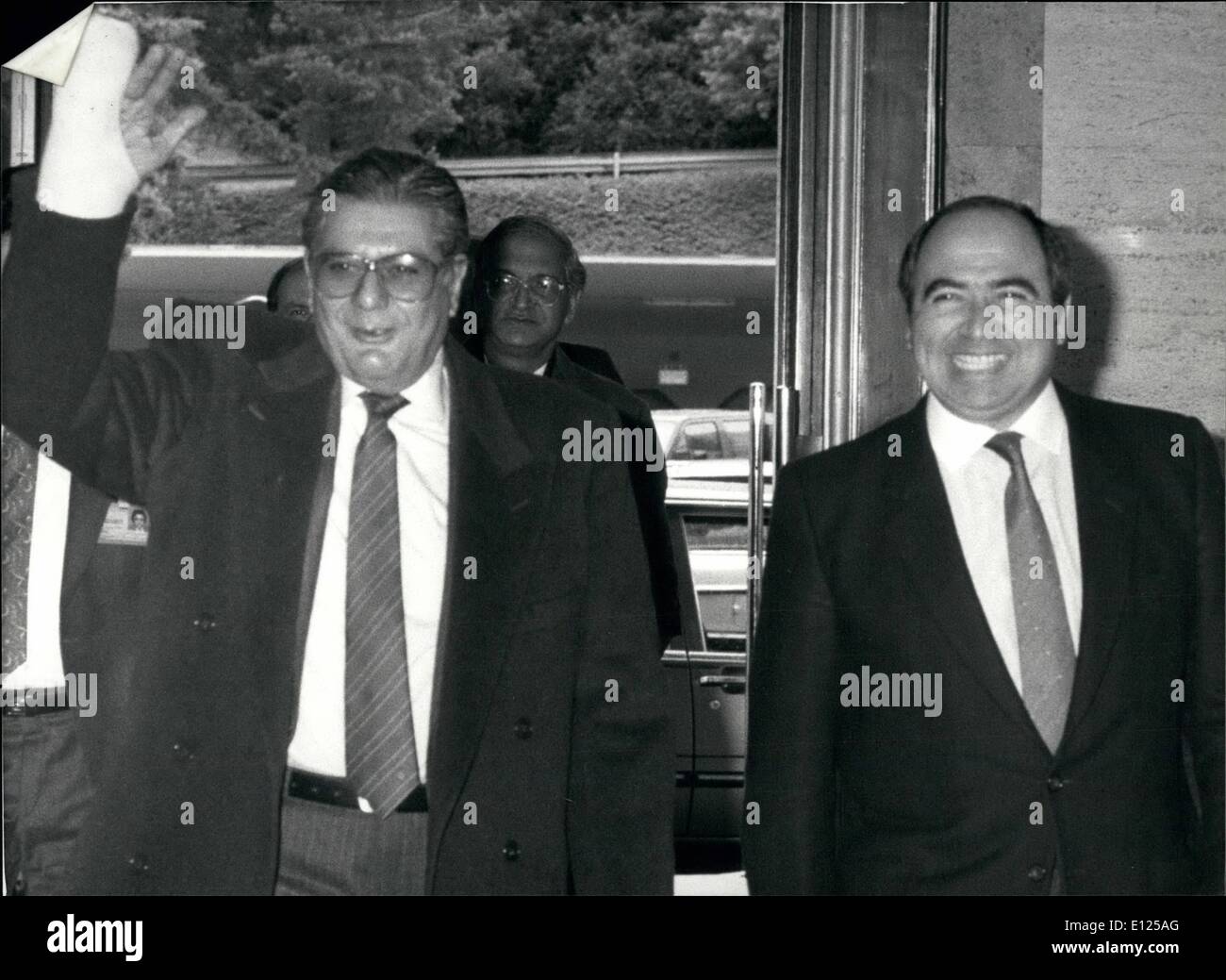 Mar 03, 1988 - Afghanistan - Pakistan colloqui di Ginevra : Zain Noorani, ministro degli esteri del Pakistan (1), U.N e capo del protocollo M. Ulkumene, durante i colloqui di pace a Ginevra, Mar07. Foto Stock