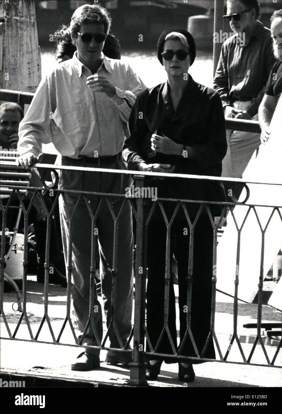 Sett. 09, 1991 - Catherine Deneuve in Lucerna: attrice francese e stella Cathrine Deneuve insieme con il direttore francese Regis Wargnier stand presso la banchina del Lago di Lucerna (Svizzera) durante le riprese del film ''Indochine'', a Lucerna, Settembre 17. Foto Stock