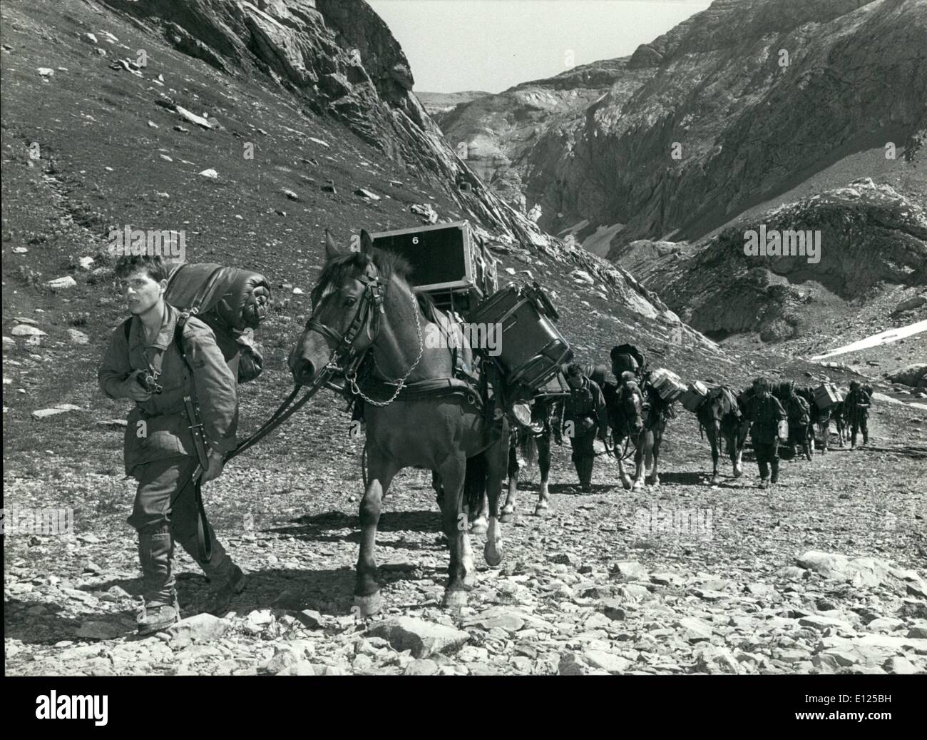 Sett. 09, 1991 - Radio Svizzera sulle montagne: un soldato svizzero conduce i cavalli di un esercito di corpi di servizio sulla rotta per il pass Panixer su 2400 metri sopra il livello del mare. I cavalli erano a trasportare il materiale tecnico della nazionale svizzera di radio da Elm a Ilanz nella Svizzera orientale come parte di una serie di trasmissioni su questa regione. Foto Stock